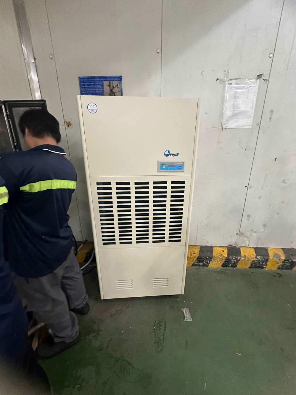 Máy hút ẩm công nghiệp FujiE HM-2408D xử lý ẩm trong chế biển thực phẩm