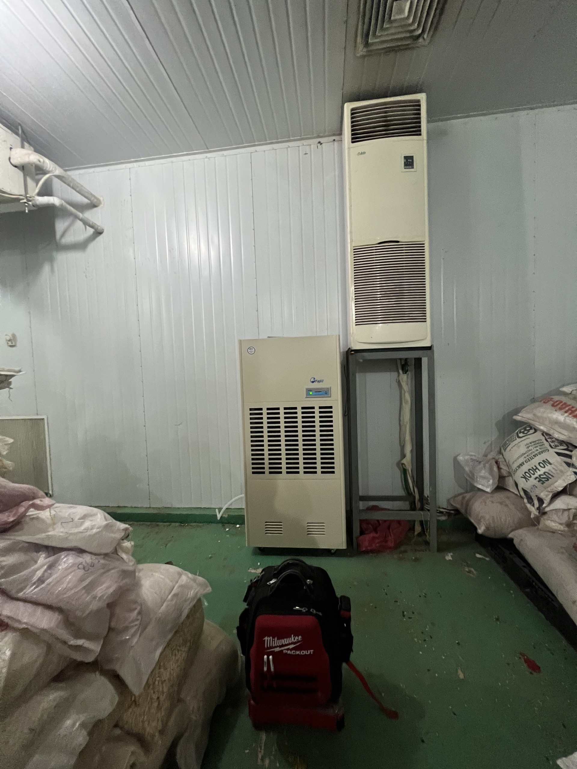 Máy hút ẩm công nghiệp xử lý ẩm cho kho hạt giống