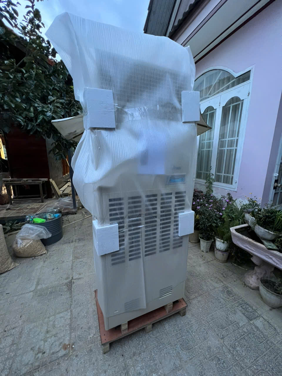 máy hút ẩm xử lý ẩm cho kho hồng treo gió