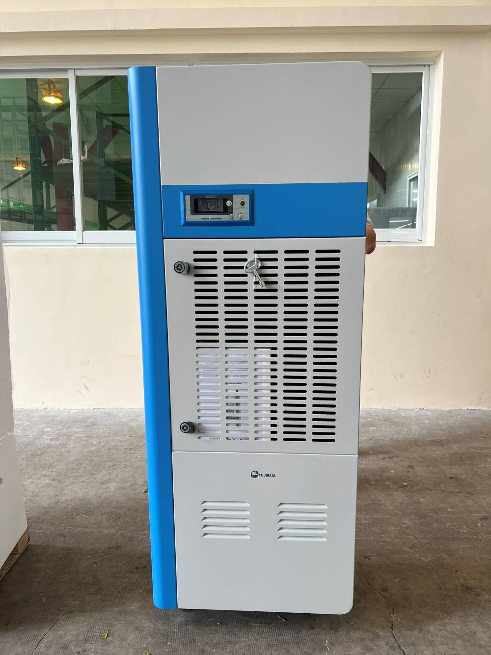 Xử lý ẩm cho kho vải với máy hút ẩm công nghiệp Fujihaia DH168BG