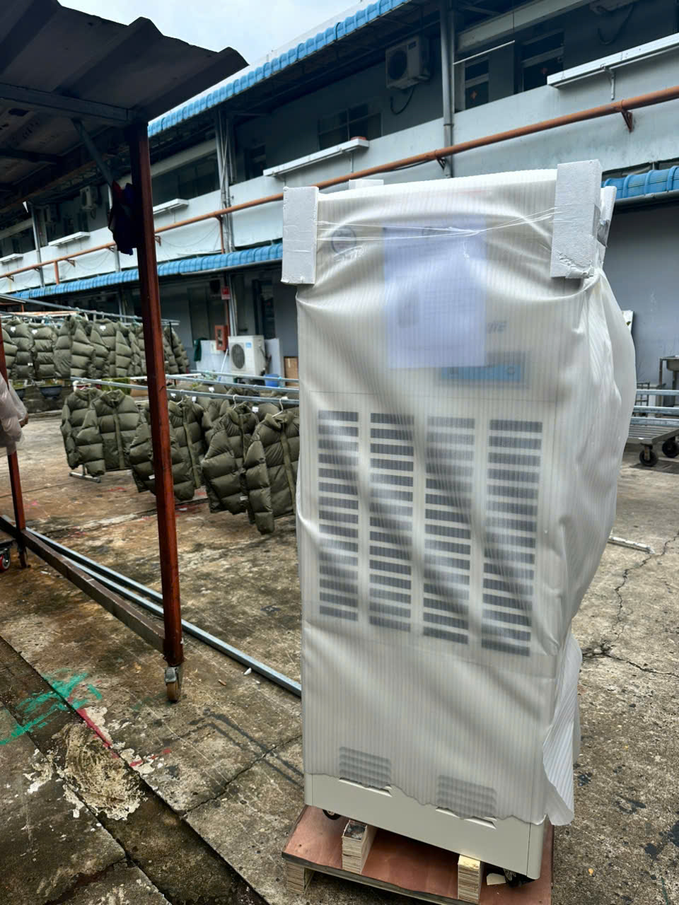 Bàn giao máy hút ẩm công nghiệp cho doanh nghiệp sản xuất áo khoác