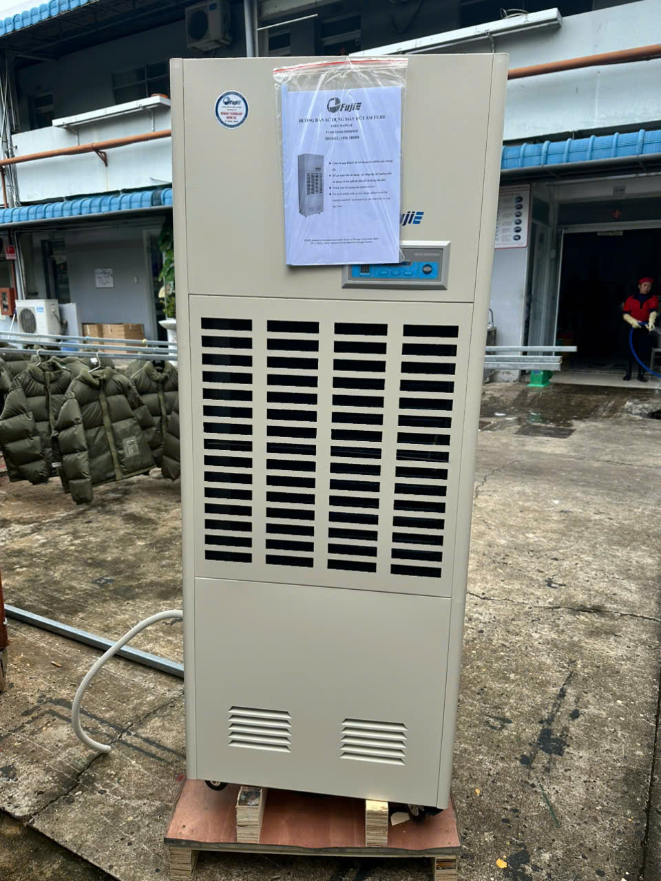 Bàn giao máy hút ẩm công nghiệp cho doanh nghiệp sản xuất áo khoác