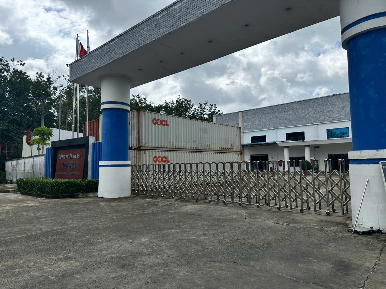 Bàn giao máy hút ẩm công nghiệp cho doanh nghiệp sản xuất áo khoác