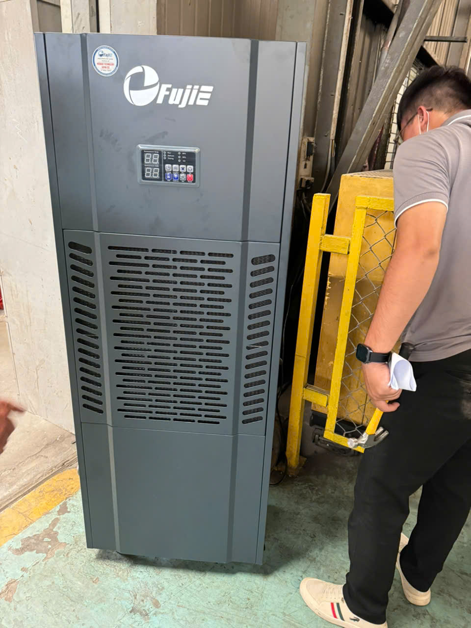 Xử lý ẩm bằng máy hút ẩm công nghiệp cho công ty sản xuất kính