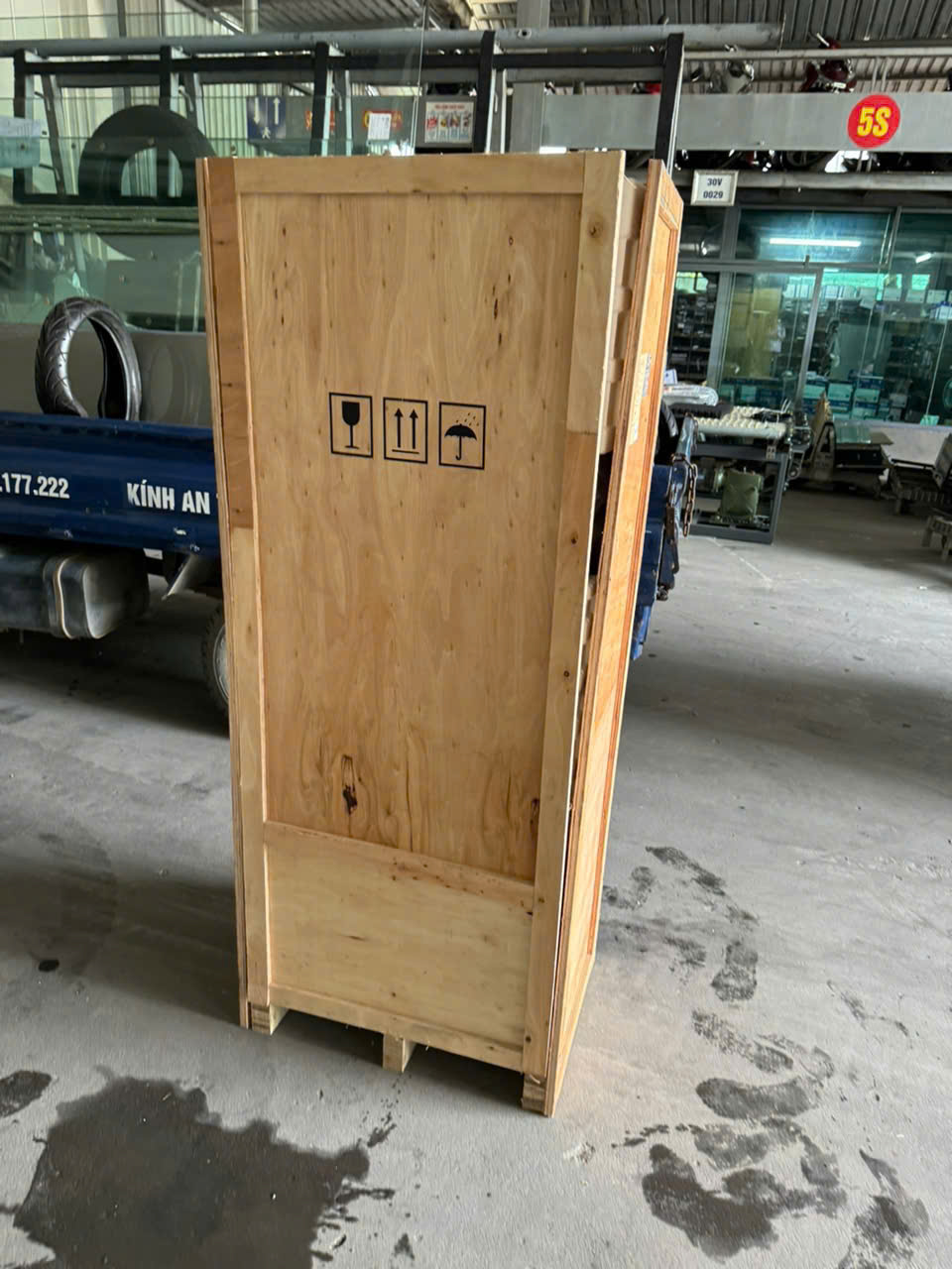Xử lý ẩm bằng máy hút ẩm công nghiệp cho công ty sản xuất kính