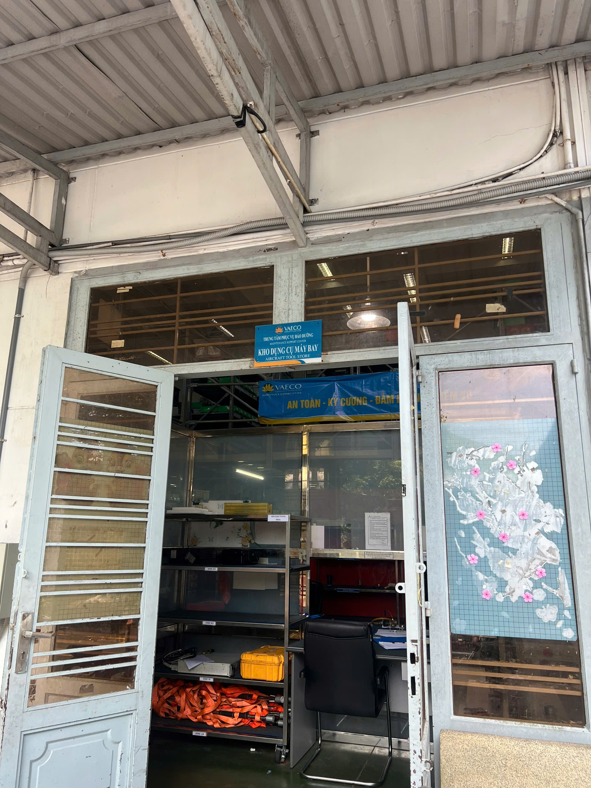 Kho chứa dụng cụ máy bay sân bay Tân Sơn Nhất