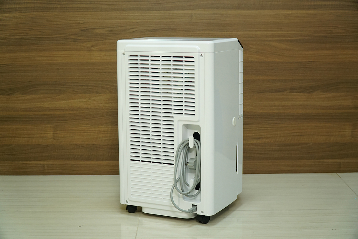 - Máy hút ẩm FujiE HM-630EN được thiết kế với kiểu dáng thời trang hiện đại kết hợp với màu trắng trang nhã, tinh tế. - Máy hút ẩm có độ ồn cực thấp nên phù hợp sử dụng cho các khu vực cần sự yên tĩnh cao như phòng ngủ, phòng làm việc, bệnh viện, trường học, văn phòng… - Sản phẩm có chế độ hẹn giờ thuận tiện cho người sử dụng.