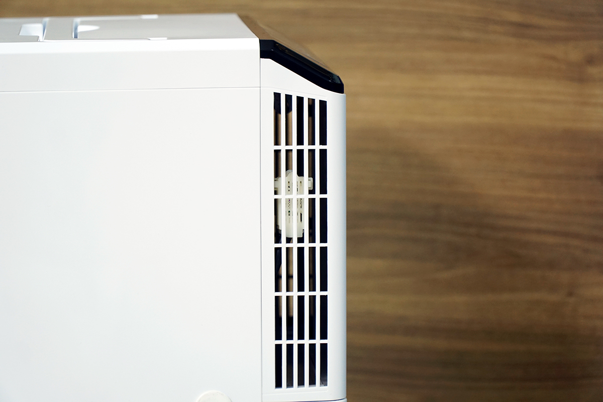 - Máy hút ẩm FujiE HM-630EN được thiết kế với kiểu dáng thời trang hiện đại kết hợp với màu trắng trang nhã, tinh tế. - Máy hút ẩm có độ ồn cực thấp nên phù hợp sử dụng cho các khu vực cần sự yên tĩnh cao như phòng ngủ, phòng làm việc, bệnh viện, trường học, văn phòng… - Sản phẩm có chế độ hẹn giờ thuận tiện cho người sử dụng.