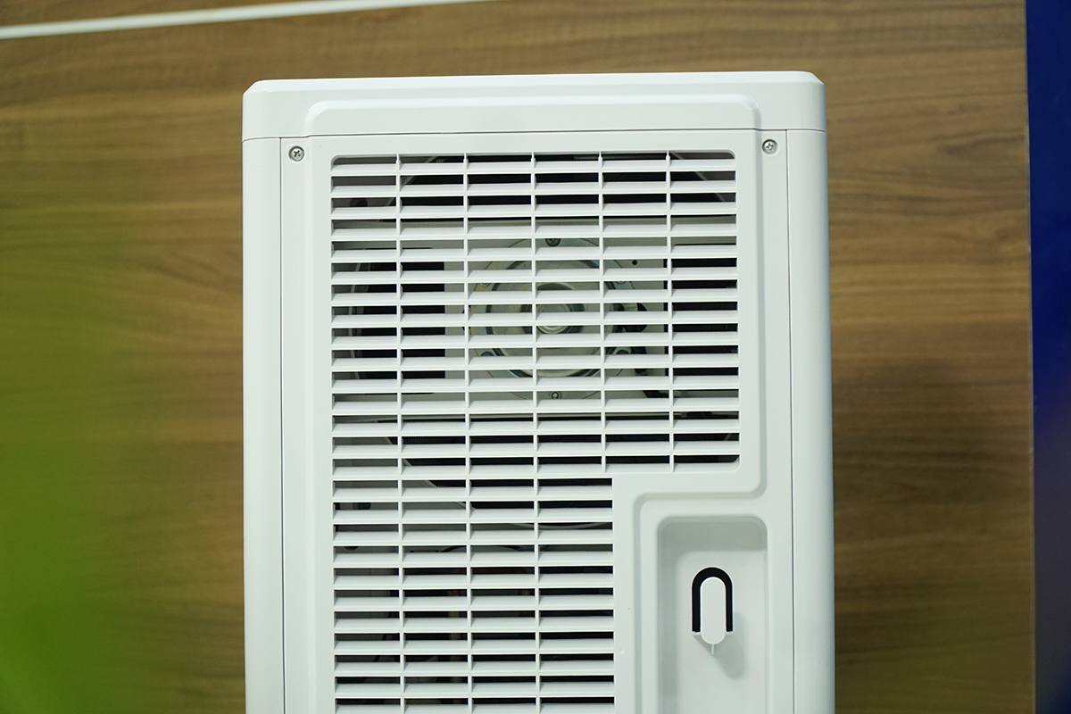 - Máy hút ẩm FujiE HM-630EN được thiết kế với kiểu dáng thời trang hiện đại kết hợp với màu trắng trang nhã, tinh tế. - Máy hút ẩm có độ ồn cực thấp nên phù hợp sử dụng cho các khu vực cần sự yên tĩnh cao như phòng ngủ, phòng làm việc, bệnh viện, trường học, văn phòng… - Sản phẩm có chế độ hẹn giờ thuận tiện cho người sử dụng.