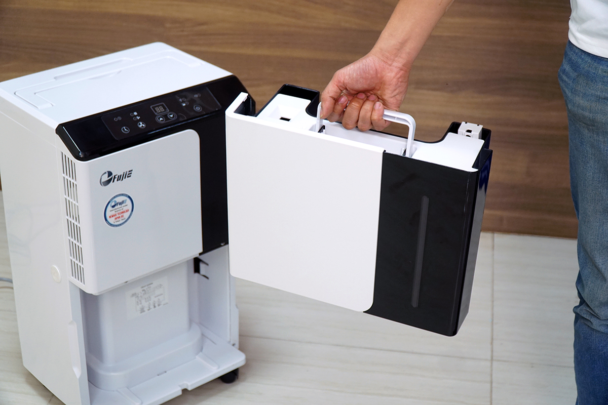 - Máy hút ẩm FujiE HM-630EN được thiết kế với kiểu dáng thời trang hiện đại kết hợp với màu trắng trang nhã, tinh tế. - Máy hút ẩm có độ ồn cực thấp nên phù hợp sử dụng cho các khu vực cần sự yên tĩnh cao như phòng ngủ, phòng làm việc, bệnh viện, trường học, văn phòng… - Sản phẩm có chế độ hẹn giờ thuận tiện cho người sử dụng.