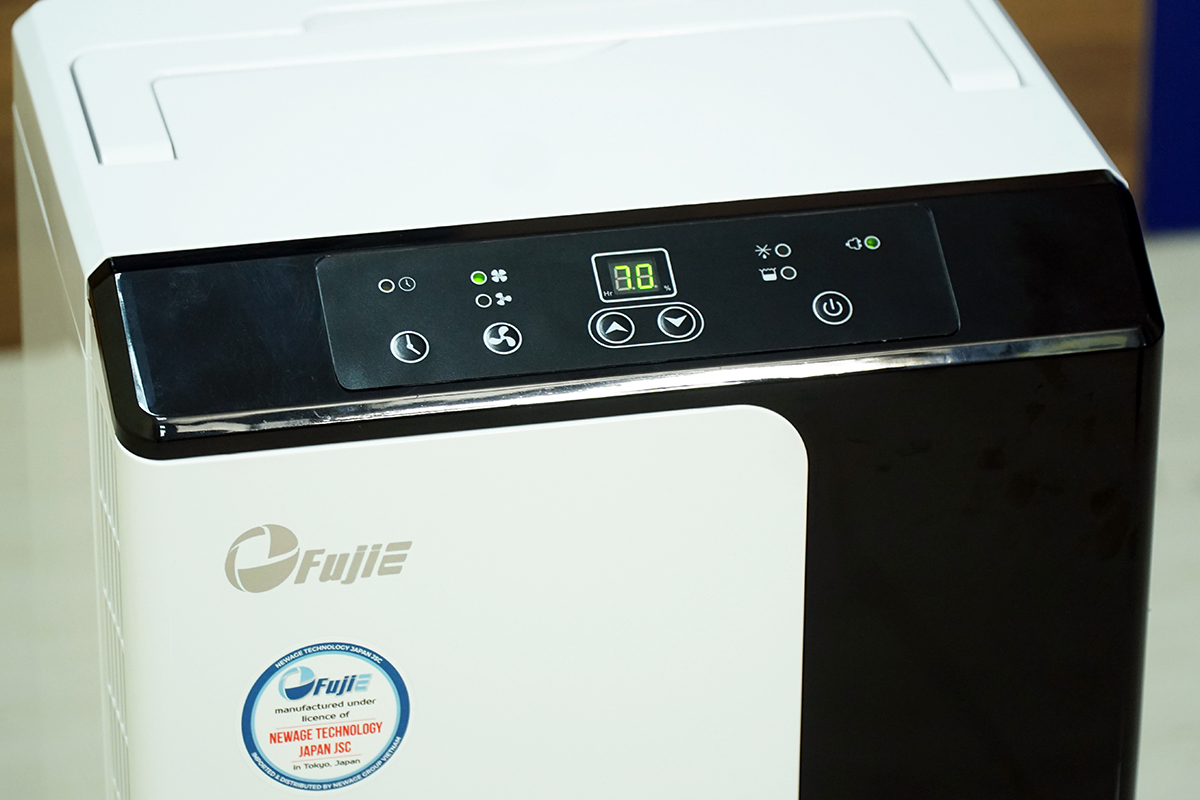 - Máy hút ẩm FujiE HM-630EN được thiết kế với kiểu dáng thời trang hiện đại kết hợp với màu trắng trang nhã, tinh tế. - Máy hút ẩm có độ ồn cực thấp nên phù hợp sử dụng cho các khu vực cần sự yên tĩnh cao như phòng ngủ, phòng làm việc, bệnh viện, trường học, văn phòng… - Sản phẩm có chế độ hẹn giờ thuận tiện cho người sử dụng.