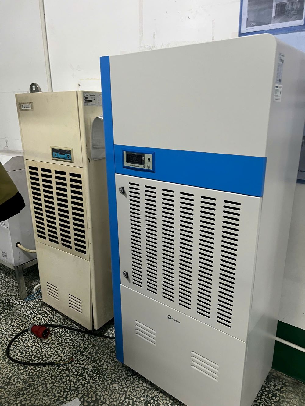 Bổ sung máy hút ẩm công nghiệp gia tăng xử lý ẩm cho nhà máy giày dép