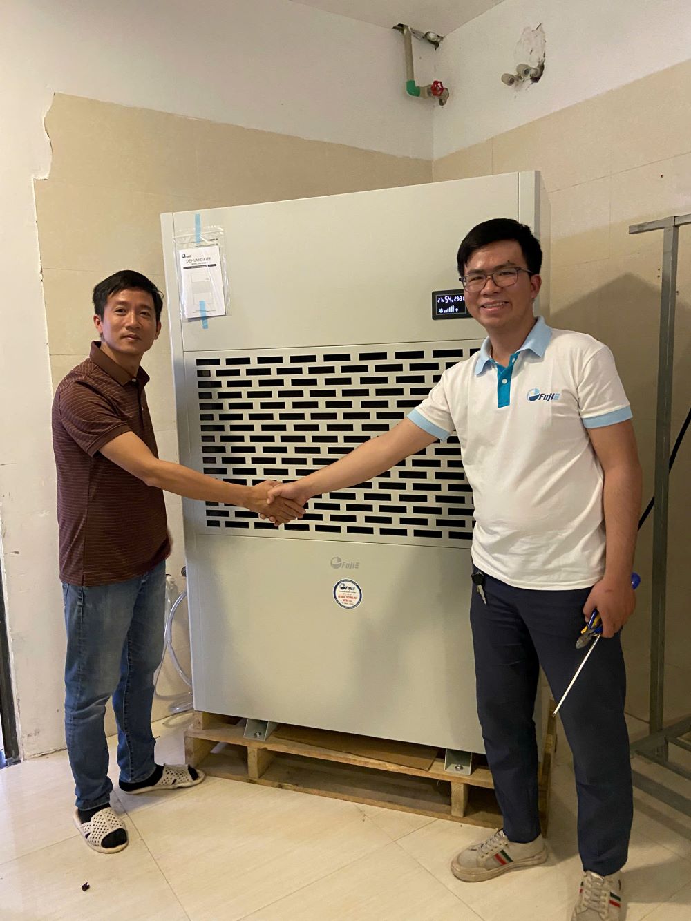 máy hút ẩm công nghiệp FujiE HM-6480EB cho kho sấy hàng may mặc 30m²