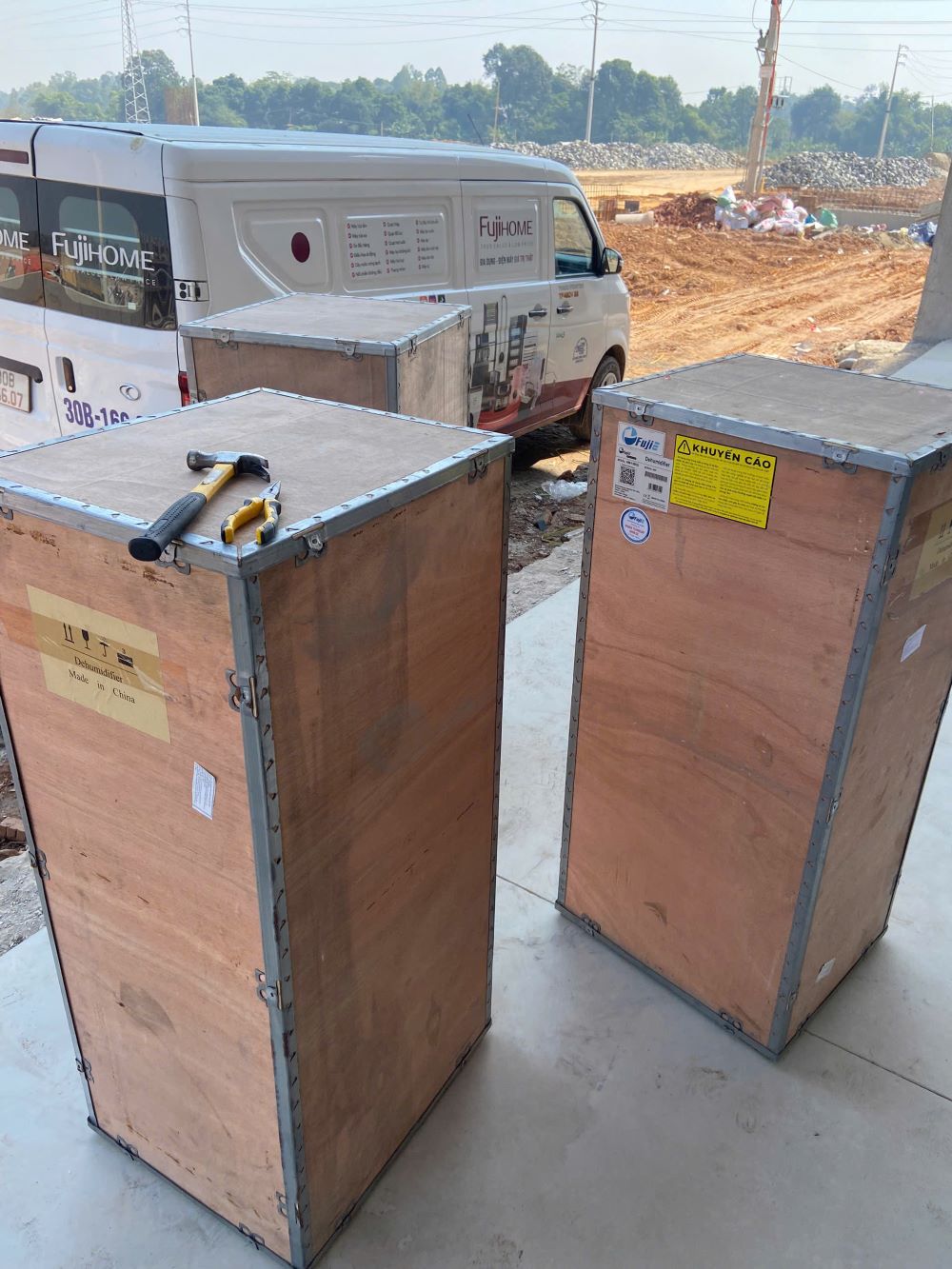 3 máy hút ẩm công nghiệp FujiE HM-1500D đưa độ ẩm kho được về 55%