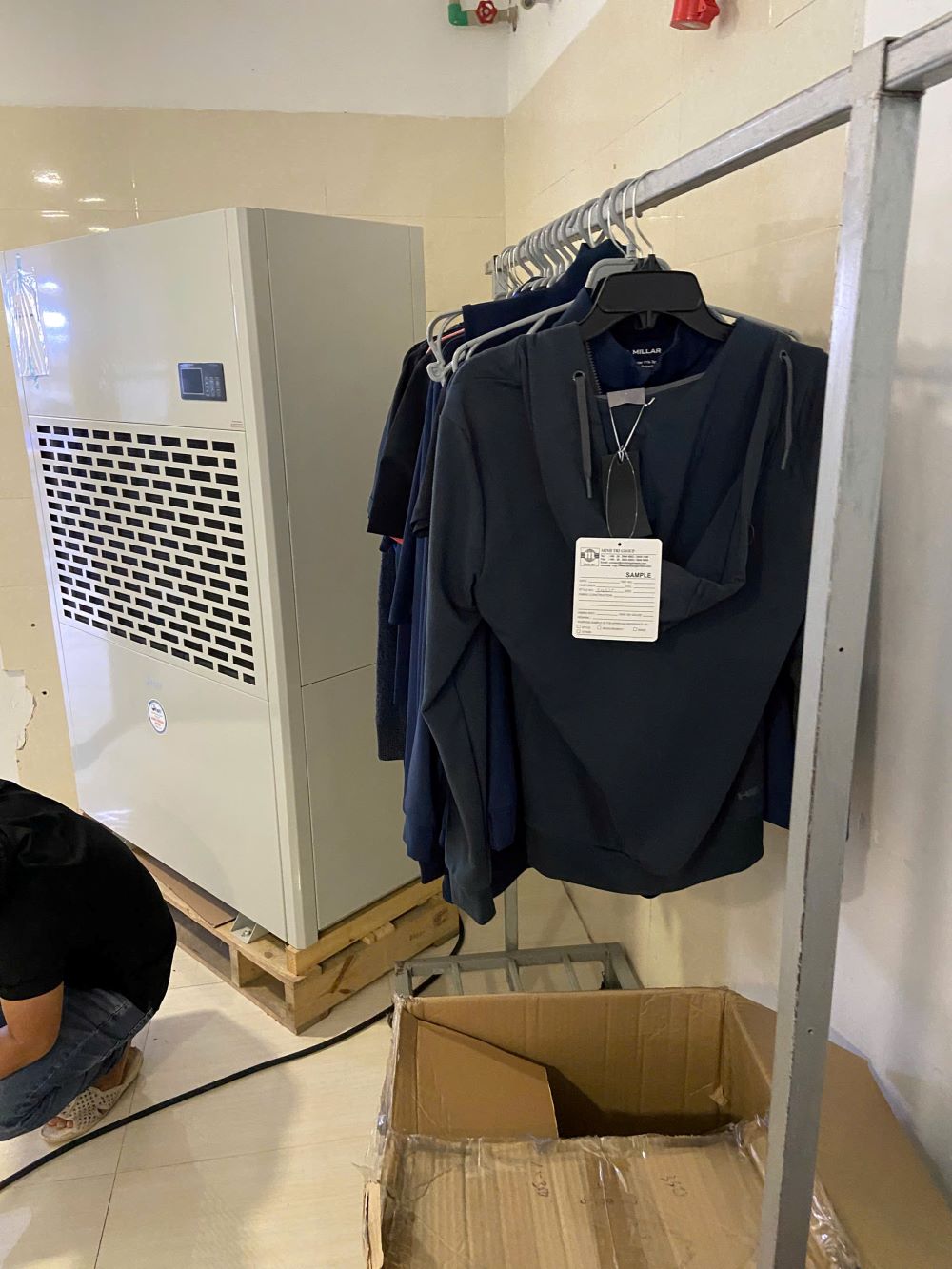 máy hút ẩm công nghiệp FujiE HM-6480EB cho kho sấy hàng may mặc 30m²