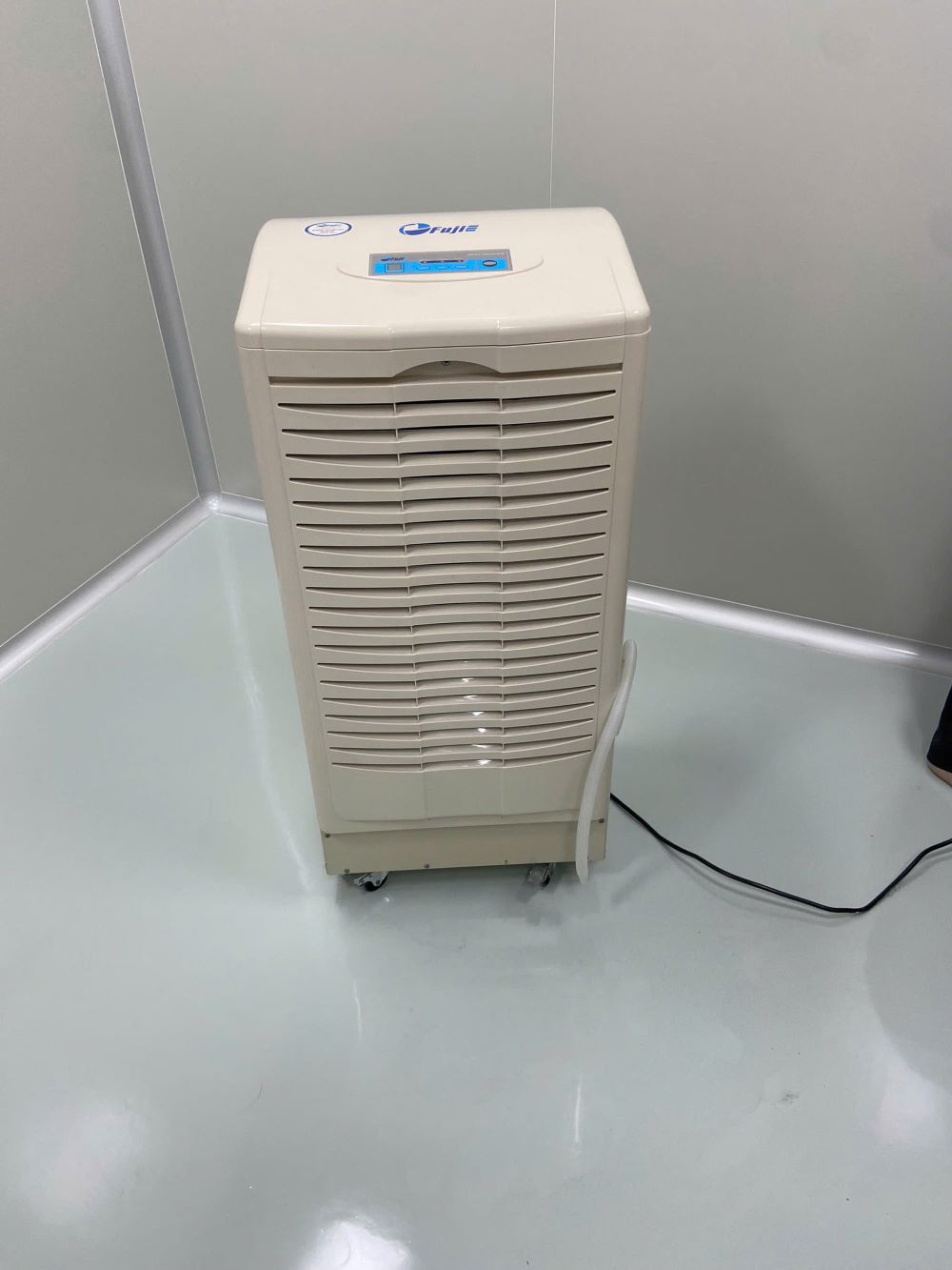 3 máy hút ẩm công nghiệp FujiE HM-1500D đưa độ ẩm kho được về 55%