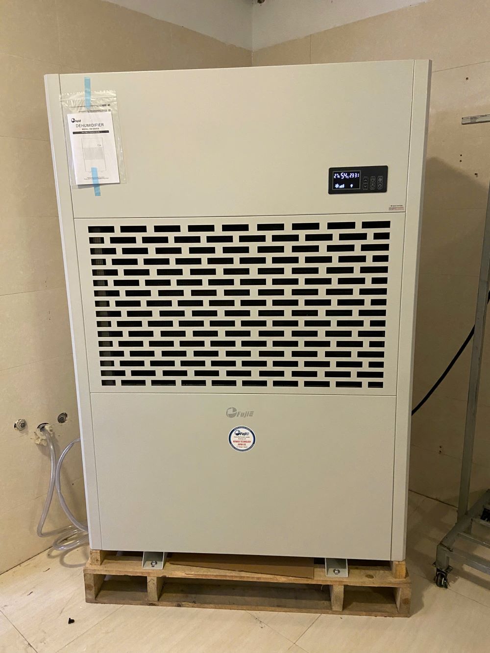 máy hút ẩm công nghiệp FujiE HM-6480EB cho kho sấy hàng may mặc 30m²