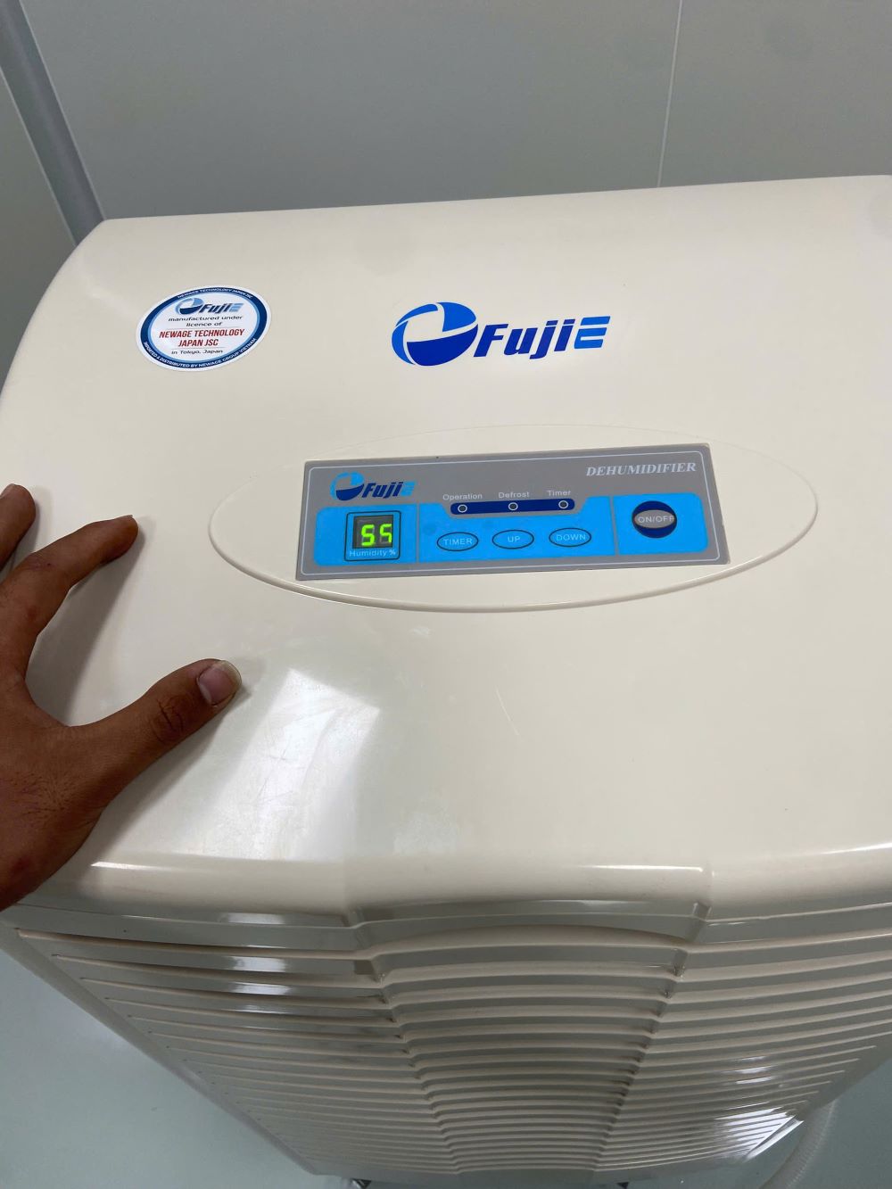 3 máy hút ẩm công nghiệp FujiE HM-1500D đưa độ ẩm kho được về 55%